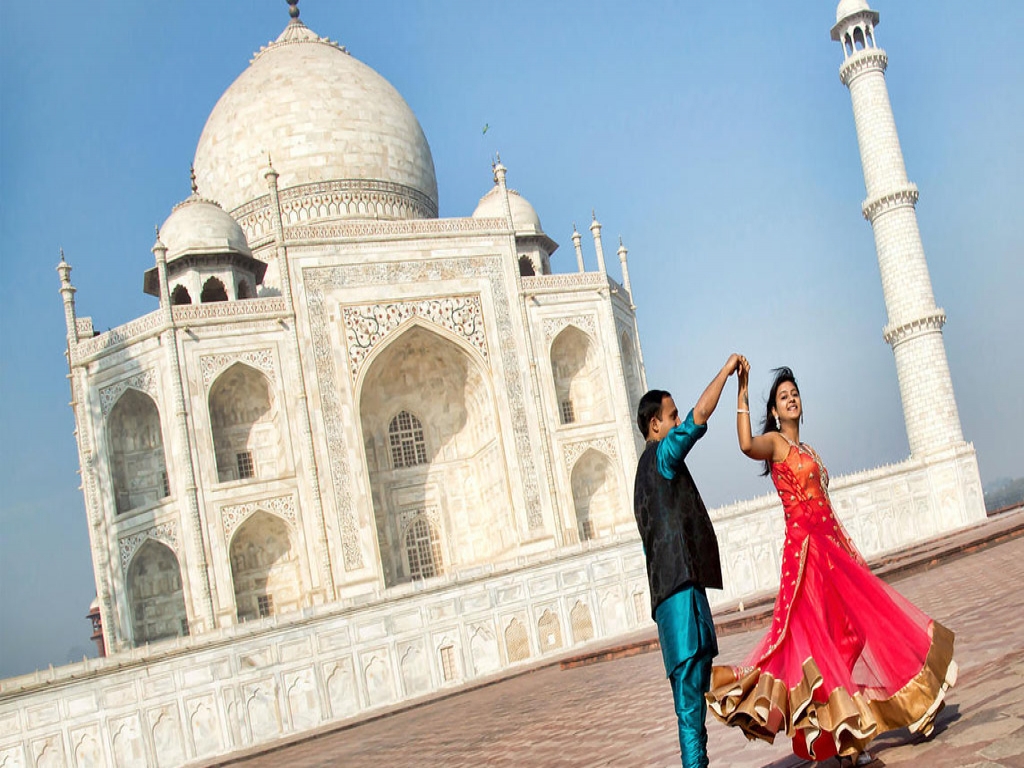 Honeymoon special Package(Delhi-Agra-Manali)
